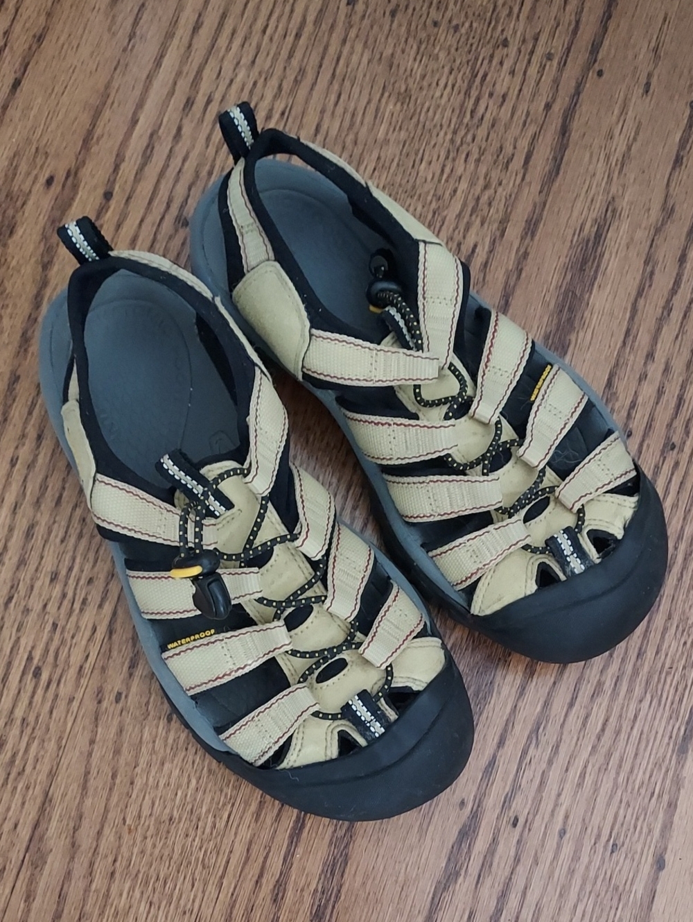 KEEN Womens Water Sandals Newport H2? Sz 8 Pale Greenish Yellowish VG Condition
